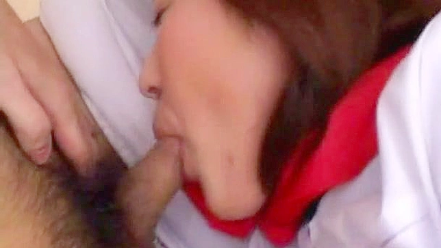Kokoro Miyauchi recibe un duro coñete en su culazo húmedo