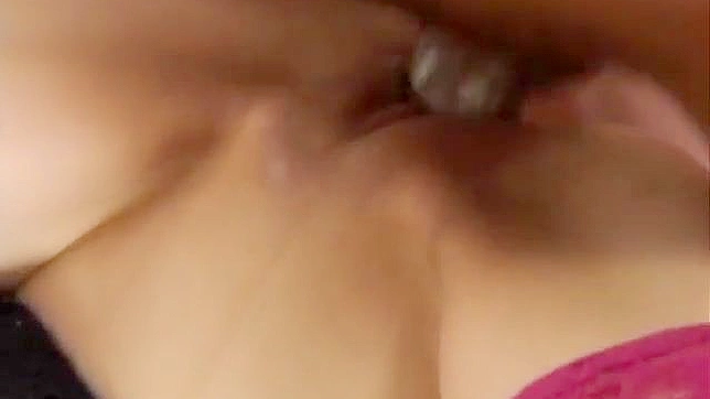 Megumi Morita recibe corrida asiática en su conchita apretada