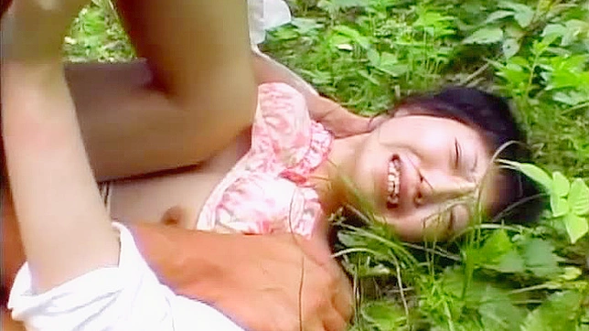 Sexo al Aire Libre con Asia Amarrada y Caliente