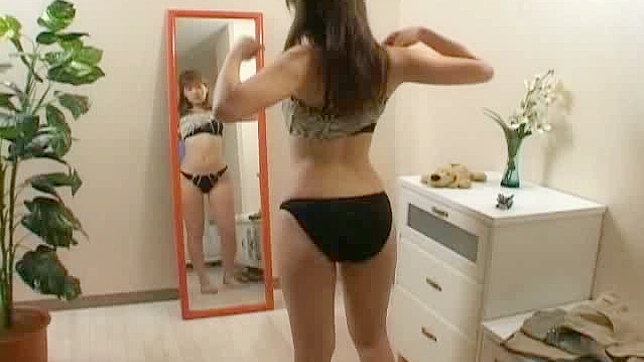 Bella Yu Aizawa Exhibe Su Culo Asiático En La Ducha
