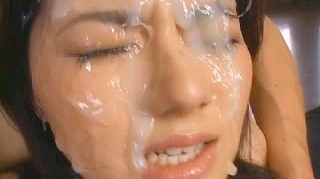 Coño Asiático Cubierto de Culata en Loca Orgía Bukkake