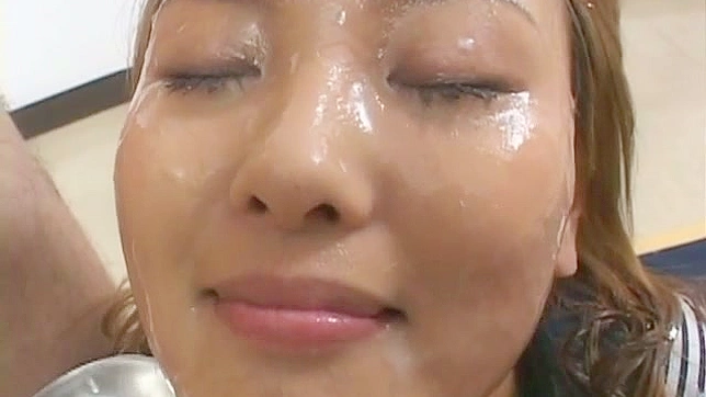 Alumna traviesa obtiene delicioso semen de la fuente original