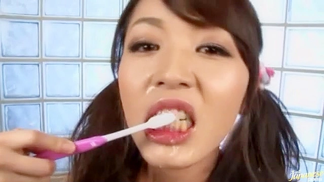 Marika Asiática Perversa Cepilla Dientes con Semen e Ingestiona