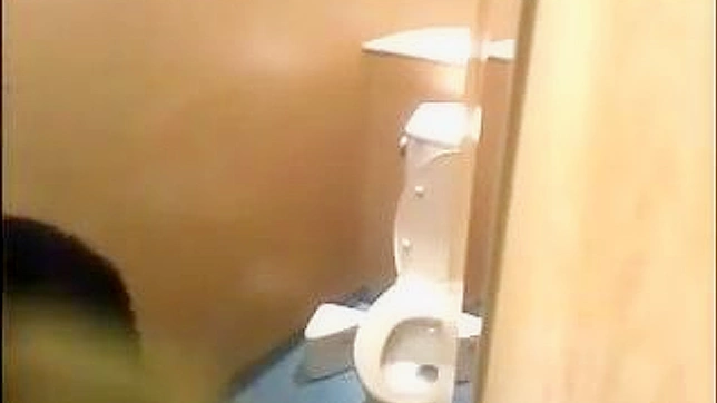 Chica japonesa en vestido negro follando en el baño