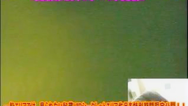 Chica japonesita en vaqueros follando en público calentón