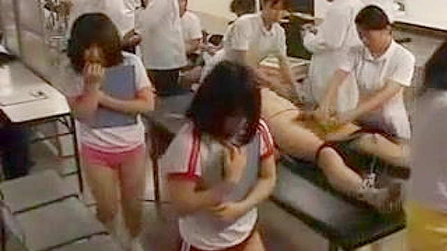 Chica Japonesa Muestra Sus Tetas En Público Con Desfachatez
