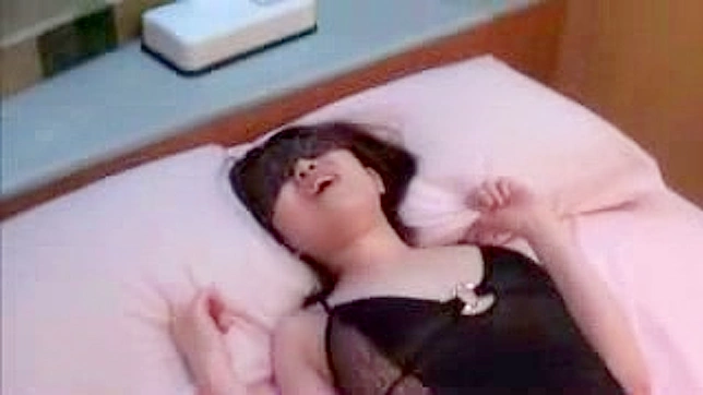 Doblada Masturba Su Coño Con Juguetes Sexuales