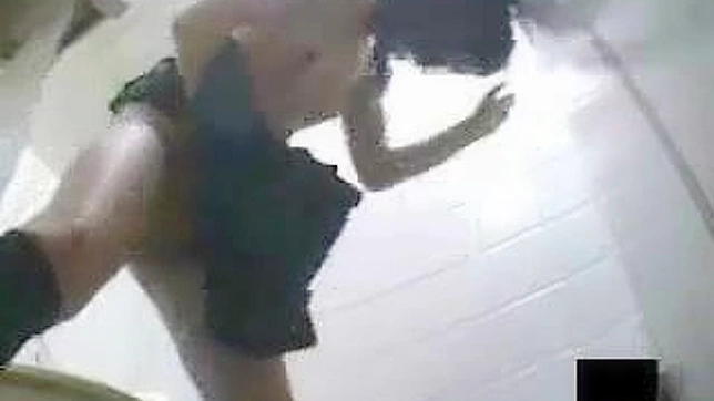 Chica asiática recta y caliente follando en el baño