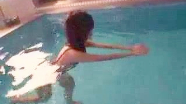 Chica Asiática Monta Como Profesional, Chupando y Moviéndose Locamente