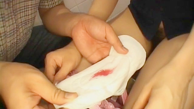 Follando A Espeluznante Ídolo Japonesa Mientras Orina Sin Notar