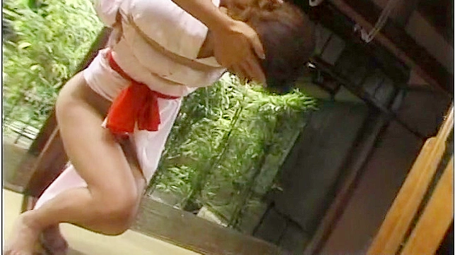 Esta hermosa japonesita disfruta sexo asiático con ataduras