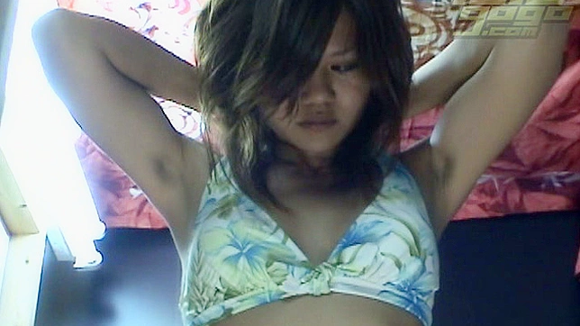 Esta adorabla con coño peludo muestra sus tetas