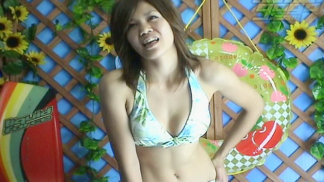 Chica Solitaria Seductora Muestra Su Coño Peludo y Sexy