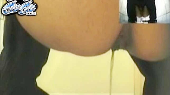 Chica guapa y caliente en braguitas lo hace en el baño