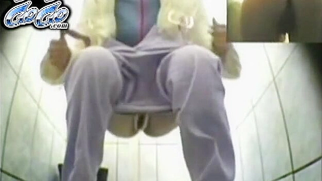 Chica Atractiva y Encantadora Masturbándose en el Baño