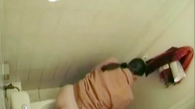 Diosa sensual y hermosa follando en el baño interiormente