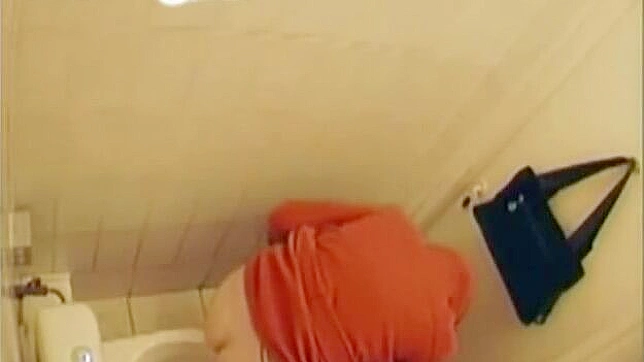 Chica espectacular en braguitas blancas se masturba tras el trabajo