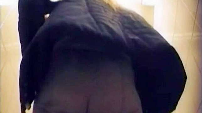 Chica ardiente y sucia follando en el baño