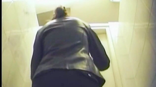 Muñeca Tímida y Atractiva Masturba en el Baño Tras su Turno de Trabajo