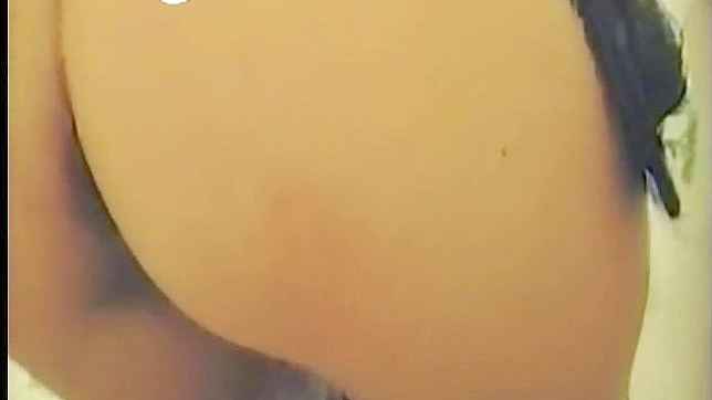 Chica Captivante y Caliente en Jeans En el Baño follando
