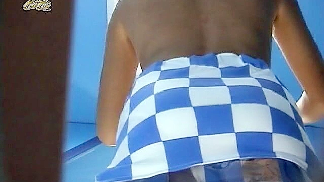 Ángel asiático sexy posando su apetecible culo en casa