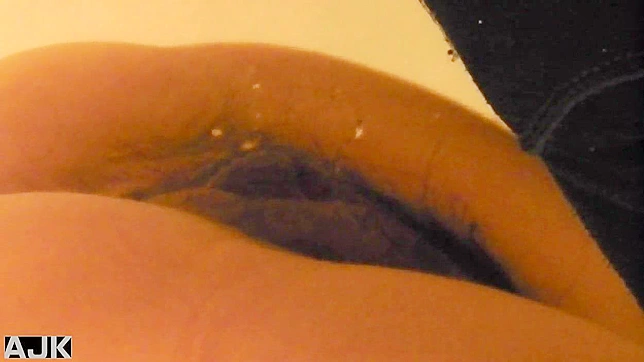 Muñeca Japonesa Gloriosa y Linda Se Masturba En El Baño