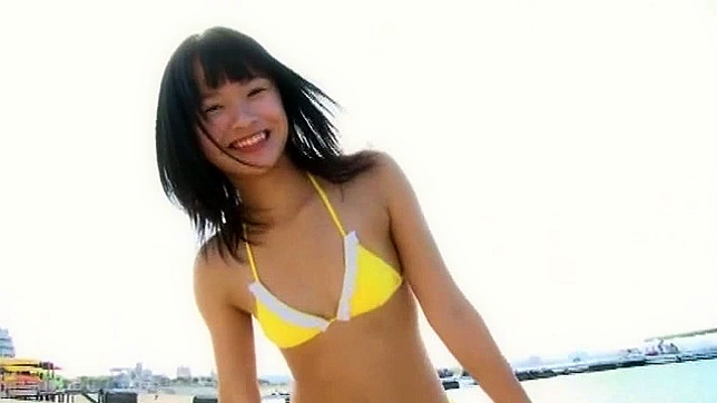 Chica insaciable y guapa en bikini camina al aire libre