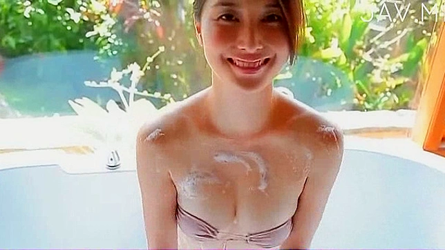 Muñeca japonesa elegante y linda en bikini mostrando tetas