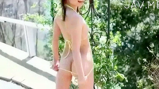 Solitaria en Bikini Jugueteando con su Coño
