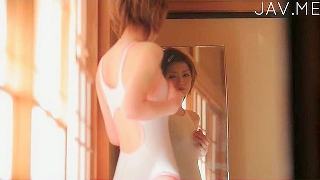 Chica de Cabello Corto Posando Su Cuerpo Sexy