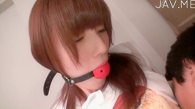 Dama Japonesa Hermosa con Cabello Rojo Chupando Eresión