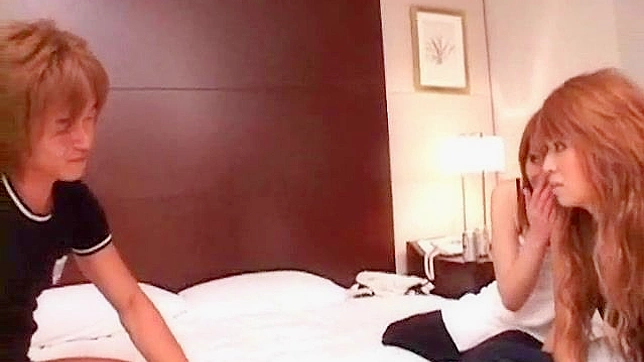 Un macho se masturba mientras dos jóvenes guapas miran en cama