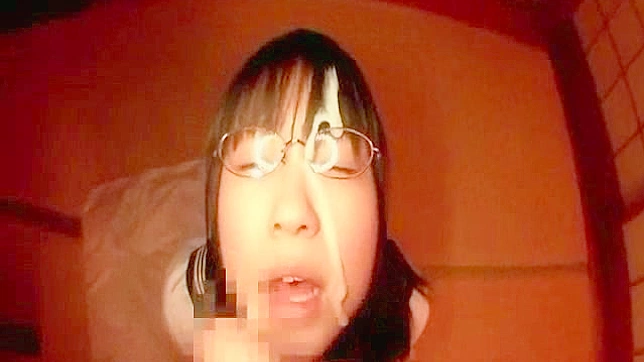 Chupetón Kinky de una Chica Atrevida Arrodillada
