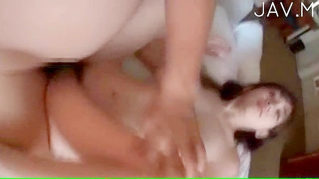 Diva Kinky Sujeta Piernas Mientras Su Coño Abarca es Perforado