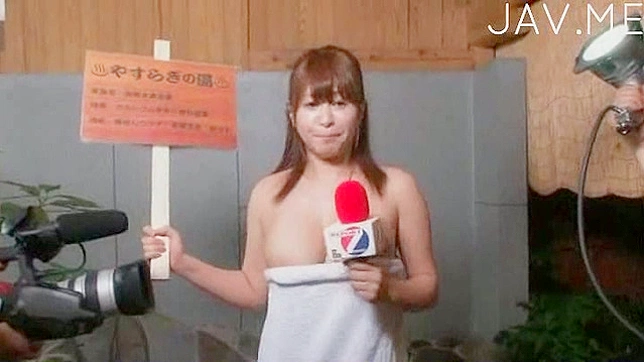 Chica se desnuda, muestra sus tetas jugosas y masturba su coñito apretado