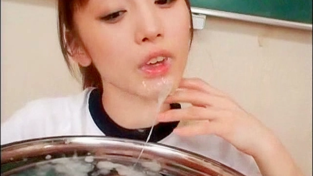 Estudiante Sexy Devora Carga de Semen Sirvida en Plato