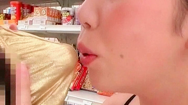 Chica con buenas tetas de rodillas da una brutal mamada