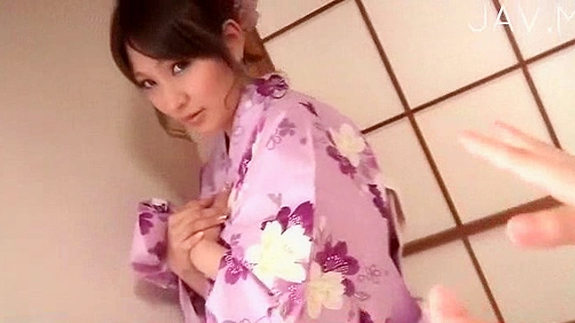 Chica japonesa sexy en quimono muestra sus tetas y seduce