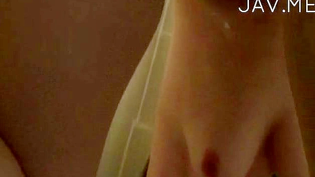 Chica caliente en la ducha muestra su culo juguetonamente