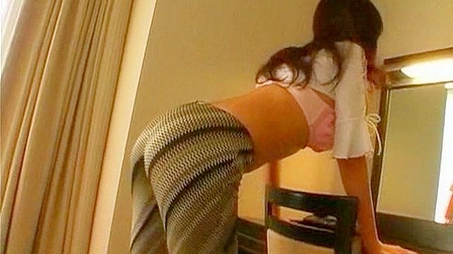 Chica Sexy Retira Su Blusa Mostrando Sus Tetas Naturales