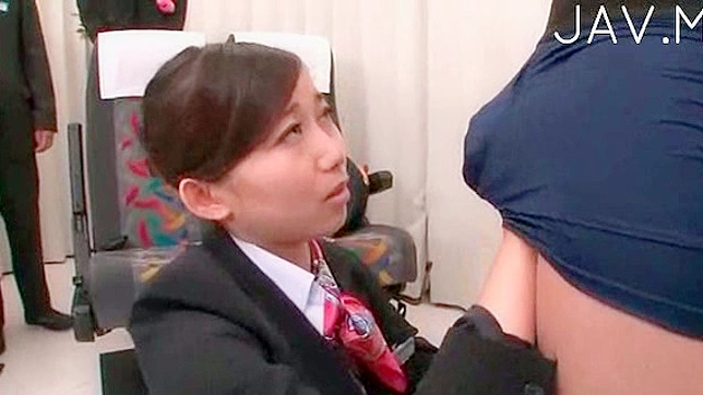 Encantadora Azafata Japonesa Le Da Sexo Oral A Su Capitán