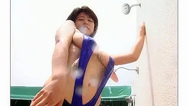 Joven Japonesita Gloriosa y Hambrienta Muestra Sus Tetas