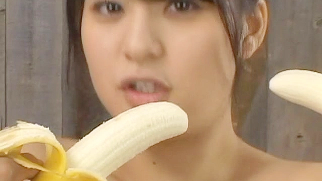 Teen 18+ asiático voluptuoso chupando una gran polla erecta