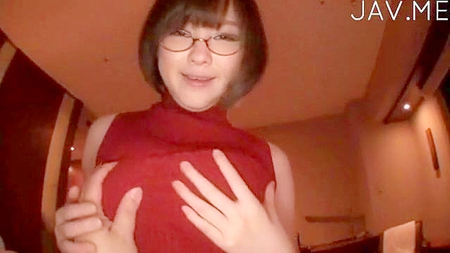Chica de curvas perfectas muestra sus tetas y chupa polla