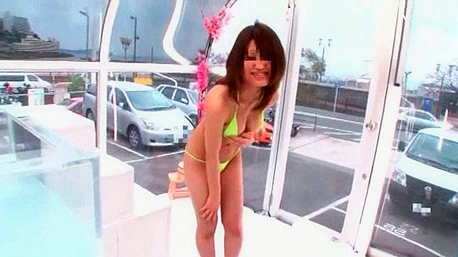 Belleza kink en bikini amarillo adora el dedo profundo