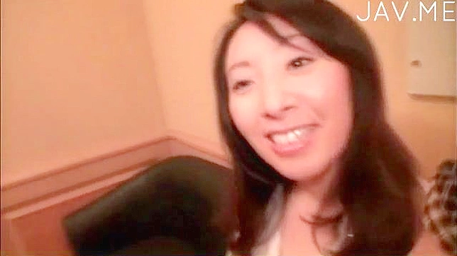 Bella morena lista para un intenso fisting vaginal