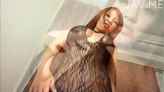 Chica Japonesa Amateur y Sexy Jugando con sus Tetazos Solita