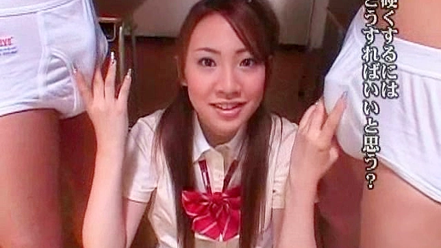 Atrevida japonesa experimentada chupando pollas una por una