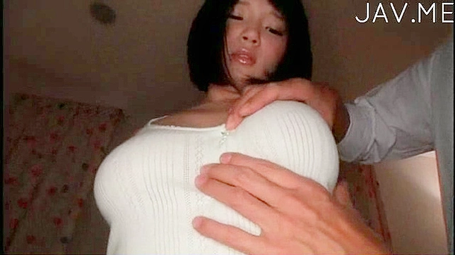Joven Japonesa de Cabello Corto Quiere que Su Novio Le Toque los Senos