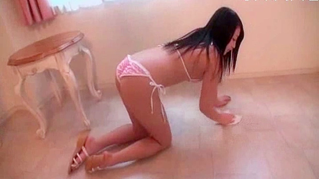 Elegant and daring japanese solo girl is showing big rump